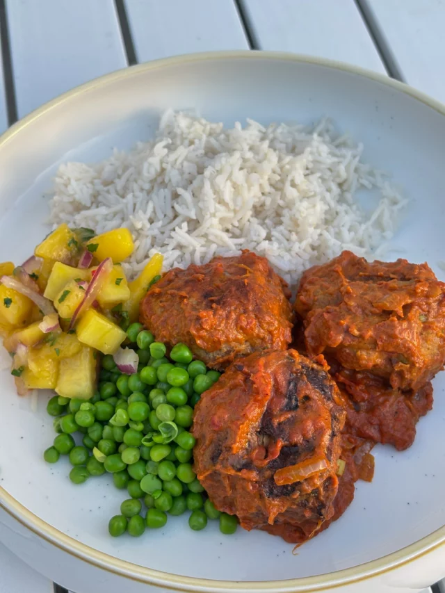 Keftas de poulet à l’indienne, sauce butter chicken, petits pois, salsa de mangue, riz blanc