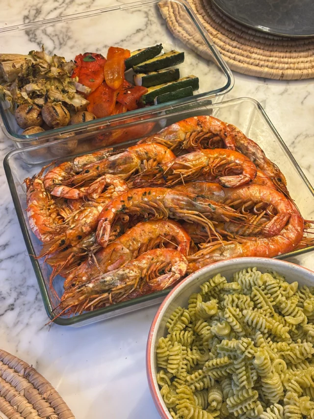 Gambas à la plancha, pâtes au pesto, légumes grillés, mayonnaise sriracha