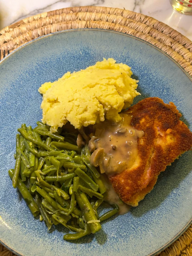 Cordon bleu, sauce aux champignons, purée, haricots verts