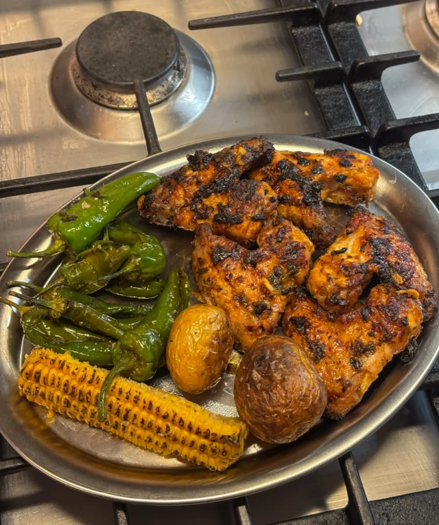 Ailes de poulet Piri-Piri, maïs grillé, padróns, pommes de terre rôties