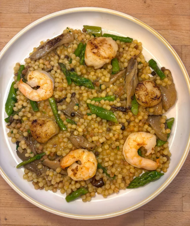Fregola sarde comme un risotto, Saint-Jacques et scampis, asperges vertes et pleurotes