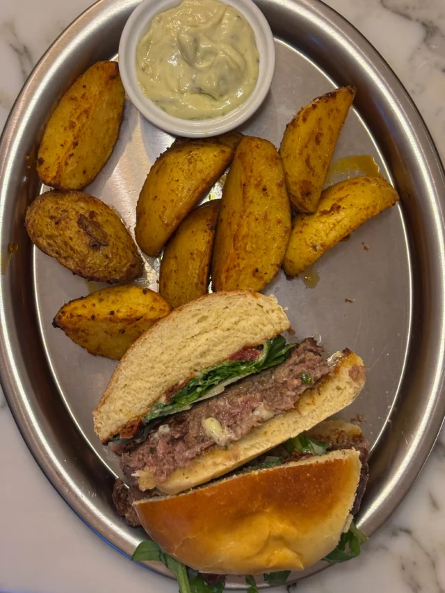 Burger du moment: Black Angus burger, pain maison, tomates séchées, parmesan, roquette, mayonnaise au pesto, country patatoes