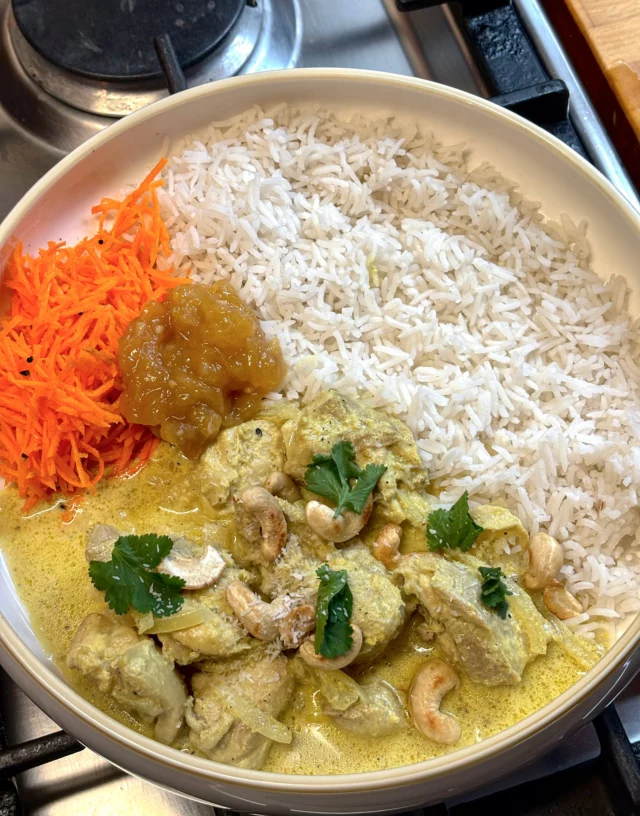 Poulet korma, riz blanc, carottes râpées à l’indienne, chutney de mangue