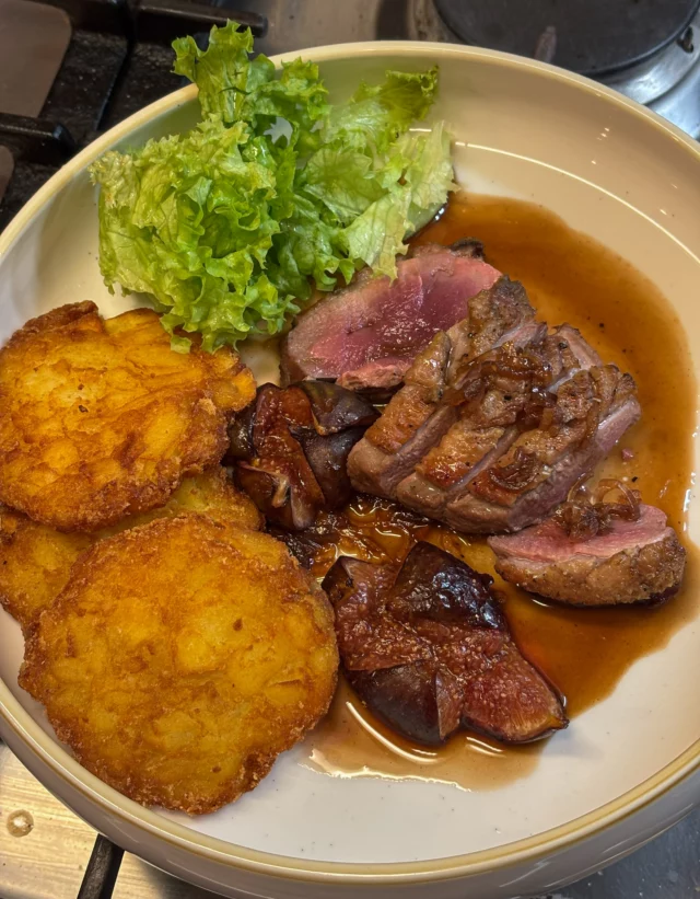 Magret de canard grillé au Kamado, figue rôtie, salade, röstis, sauce au vinaigre balsamique et au miel