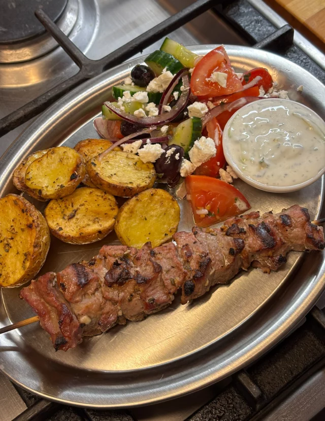 Souvlaki de porc, salade grecque, pommes de terre rôties, tzatziki