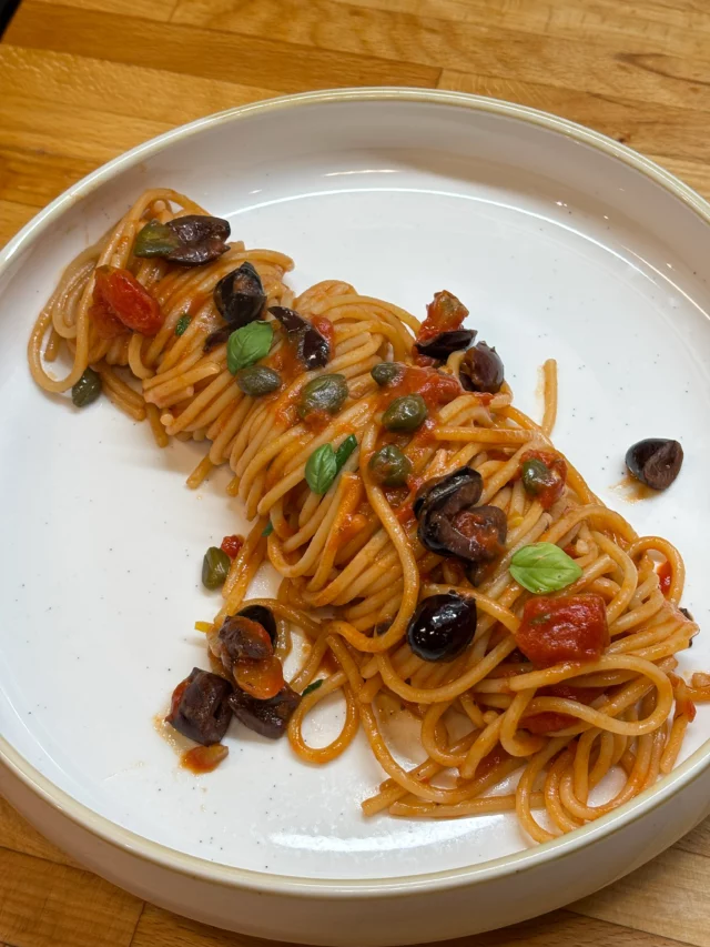 Spaghettis alla puttanesca (olives, anchois, ail, tomate)